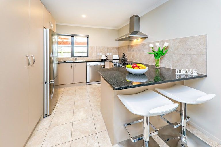 Photo of property in 18 Andover Way, Goodwood Heights, Auckland, 2105
