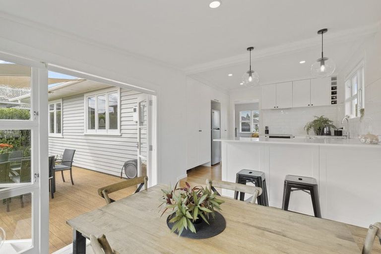 Photo of property in 9 Trafalgar Street, Westown, New Plymouth, 4310