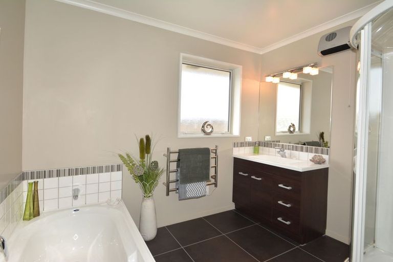 Photo of property in 18 Grandvista Drive, Green Island, Dunedin, 9018