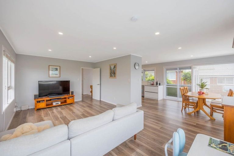 Photo of property in 2/4 Rangitoto Terrace, Milford, Auckland, 0620