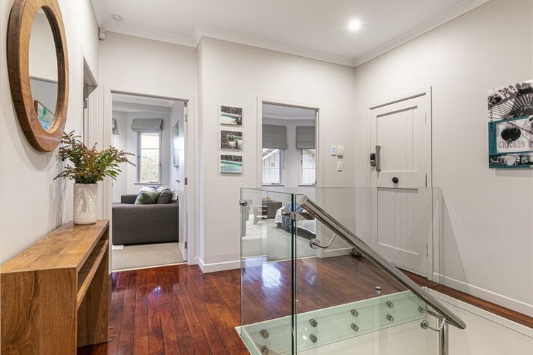 Photo of property in 18 Wairoa Road, Narrow Neck, Auckland, 0624