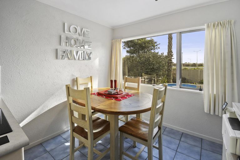 Photo of property in 44 Challen Close, Conifer Grove, Takanini, 2112