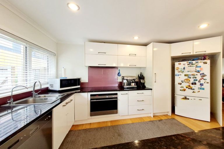 Photo of property in 31 Mandeville Place, Unsworth Heights, Auckland, 0632