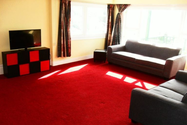 Photo of property in 216 Oriental Parade, Oriental Bay, Wellington, 6011