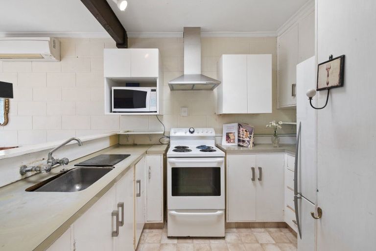 Photo of property in 14 Westmere Place, Takaro, Palmerston North, 4412