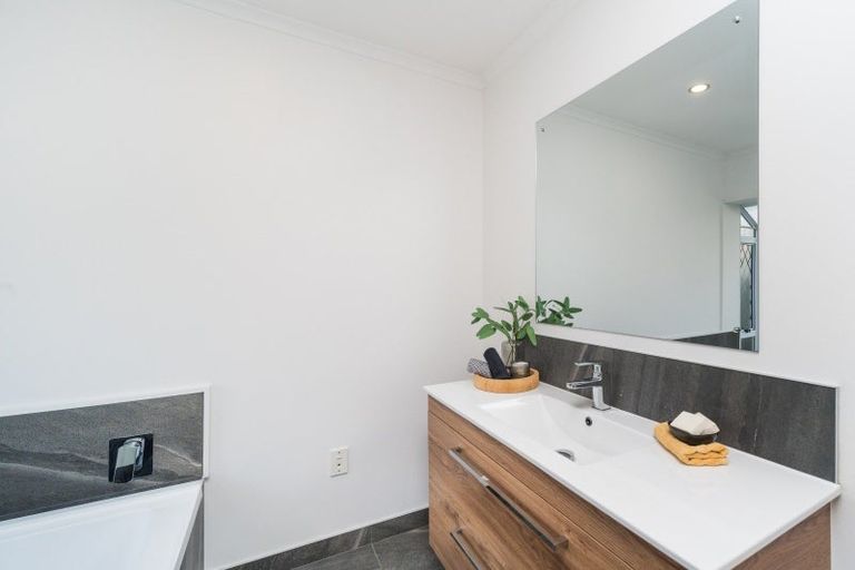Photo of property in 126 John F Kennedy Drive, Milson, Palmerston North, 4414