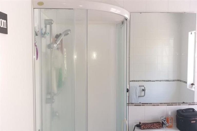 Photo of property in 3 Bernina Place, Weymouth, Auckland, 2103