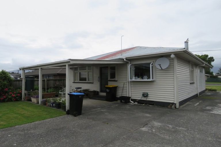 Photo of property in 27 Lyndhurst Street, Westport, 7825