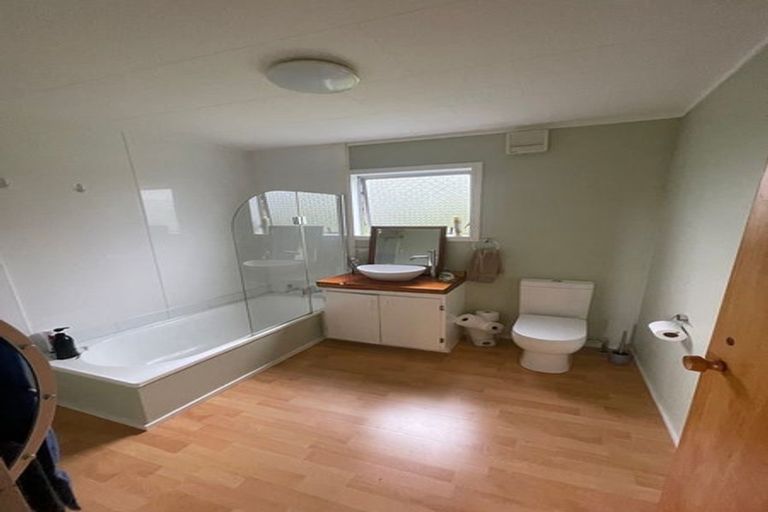 Photo of property in 30b Cheltenham Terrace, Newlands, Wellington, 6037