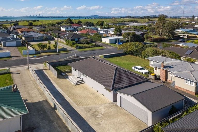 Photo of property in 16a Karamu Street, Te Atatu Peninsula, Auckland, 0610