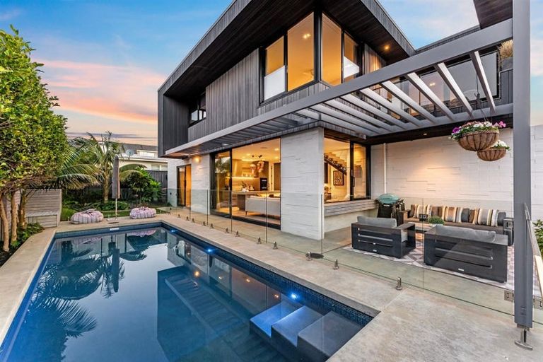 Photo of property in 41 Craig Road, Milford, Auckland, 0620