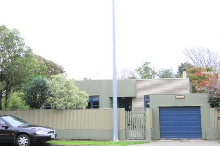 Photo of property in 32 Pahiatua Street, Hokowhitu, Palmerston North, 4410