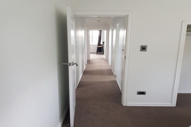 Photo of property in 48 Brooker Grove, Newlands, Wellington, 6037