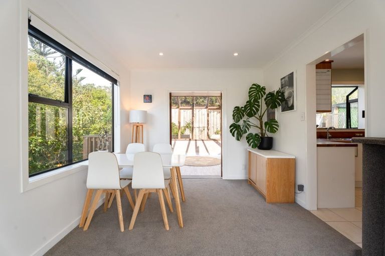 Photo of property in 8 Hillview Crescent, Paparangi, Wellington, 6037