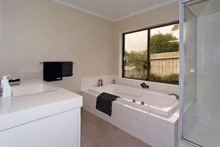 Photo of property in 13 La Roche Place, Northcote, Auckland, 0627
