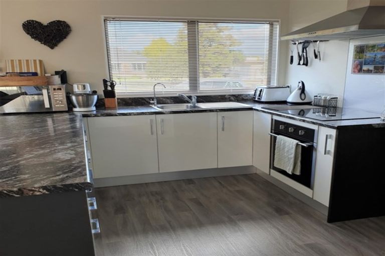 Photo of property in 16 Sandspit Road, Waiuku, 2123