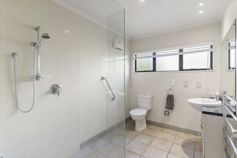 Photo of property in 2/79 Island Road, Beach Haven, Auckland, 0626