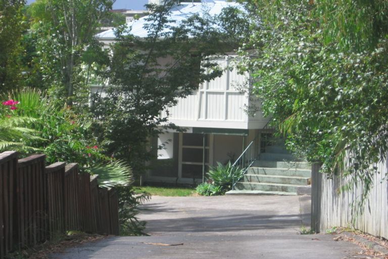 Photo of property in 1/7 Arahia Street, Northcote, Auckland, 0627