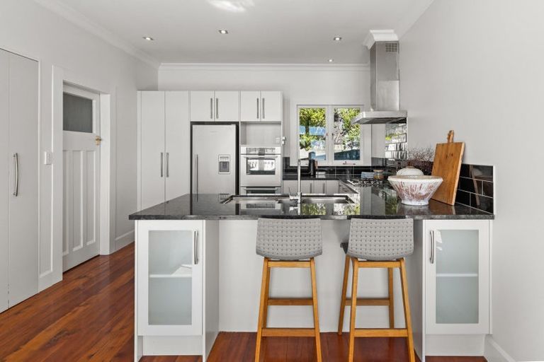 Photo of property in 14 Bay View Road, Bluff Hill, Napier, 4110