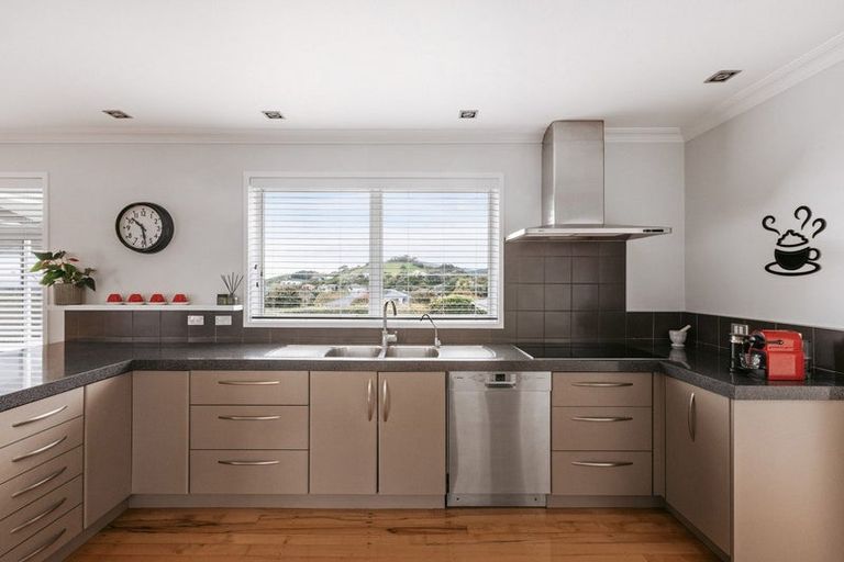 Photo of property in 98 Waikite Road, Welcome Bay, Tauranga, 3175