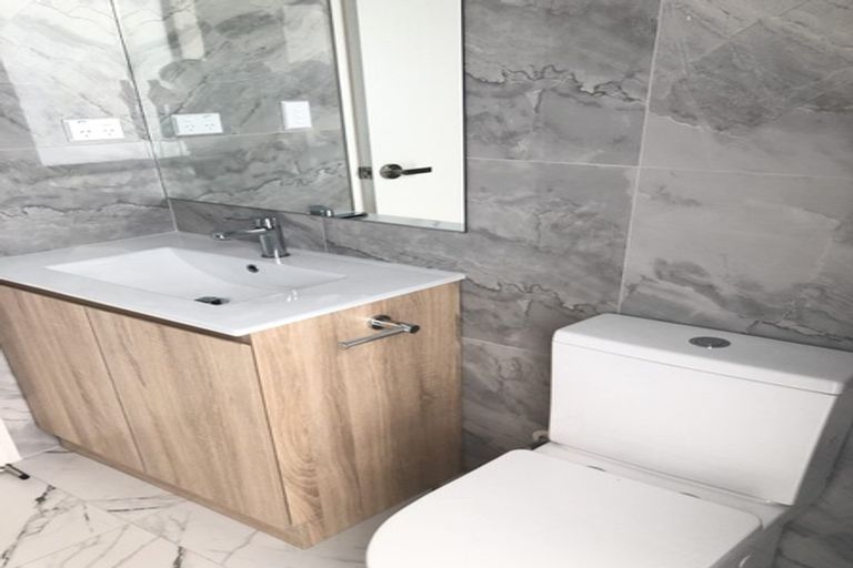 Photo of property in 3/21 Akoranga Drive, Northcote, Auckland, 0627