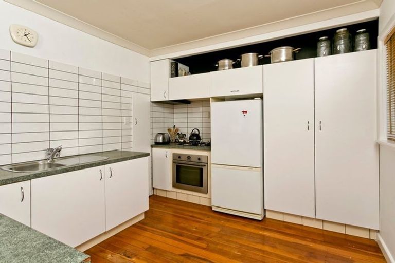 Photo of property in 255 Glenfield Road, Hillcrest, Auckland, 0627