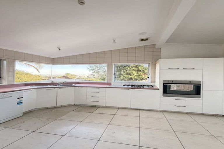 Photo of property in 635 Glenfield Road, Totara Vale, Auckland, 0629