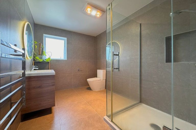 Photo of property in 17a Lake Pupuke Drive, Takapuna, Auckland, 0622