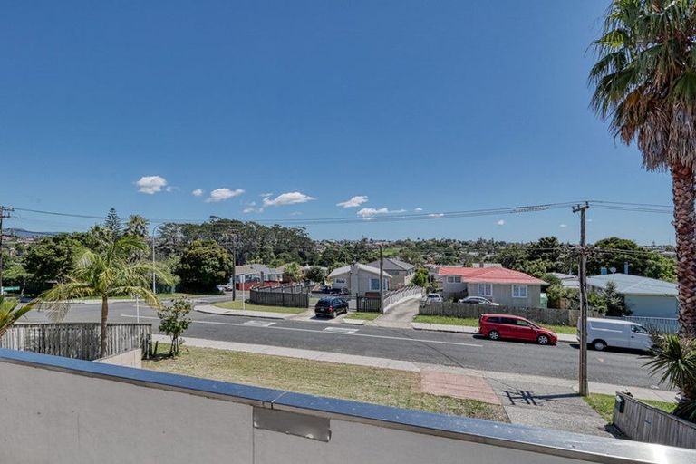 Photo of property in 46 Farquhar Road, Glendene, Auckland, 0602