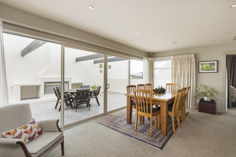 Photo of property in 8 Fairway Grove, Hokowhitu, Palmerston North, 4410