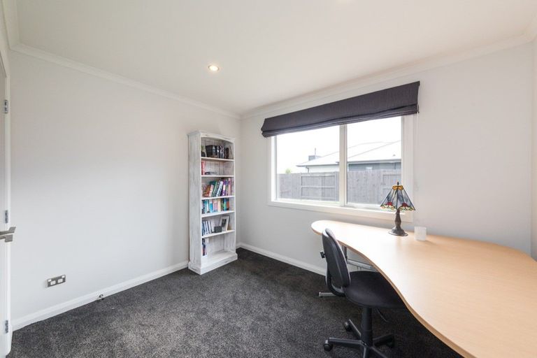 Photo of property in 10 Silicon Way, Fitzherbert, Palmerston North, 4410