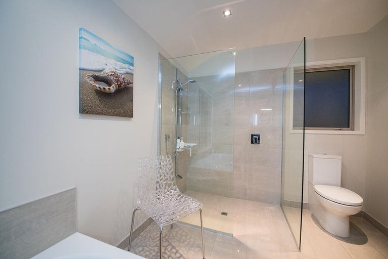 Photo of property in 2 Grand Oaks Drive, Awapuni, Palmerston North, 4412