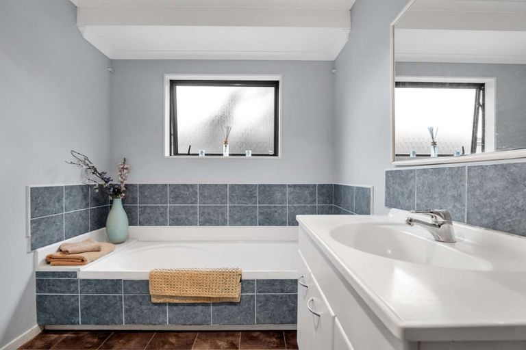 Photo of property in 2 Saxon Woods Drive, Rototuna North, Hamilton, 3210