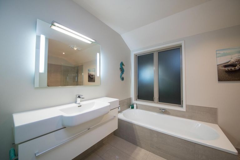 Photo of property in 2 Grand Oaks Drive, Awapuni, Palmerston North, 4412