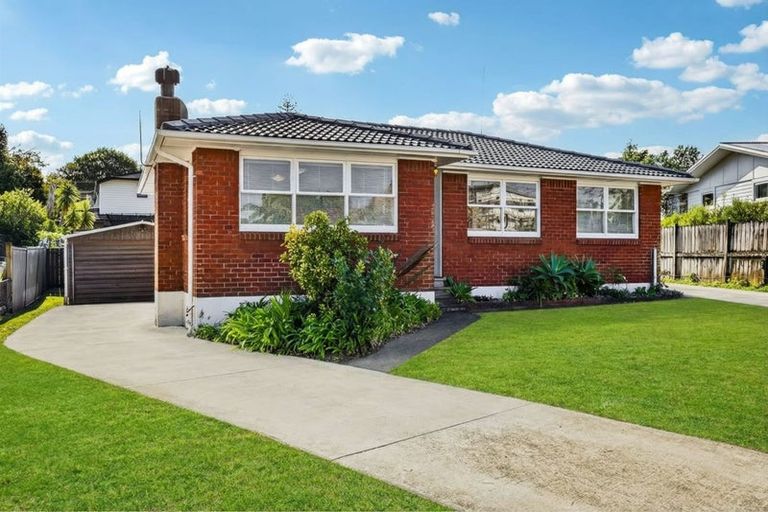 Photo of property in 12 Firle Place, Green Bay, Auckland, 0604
