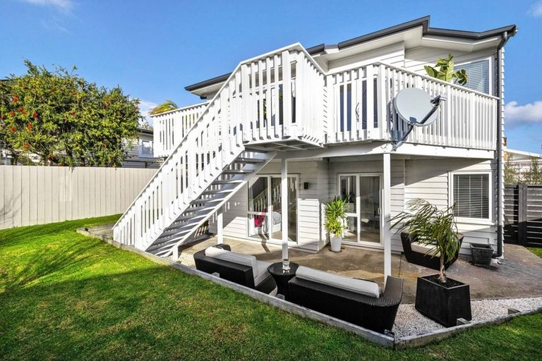 Photo of property in 2/10 Webb Place, Forrest Hill, Auckland, 0620