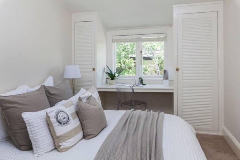 Photo of property in 26 Saint Andrews Square, Strowan, Christchurch, 8052