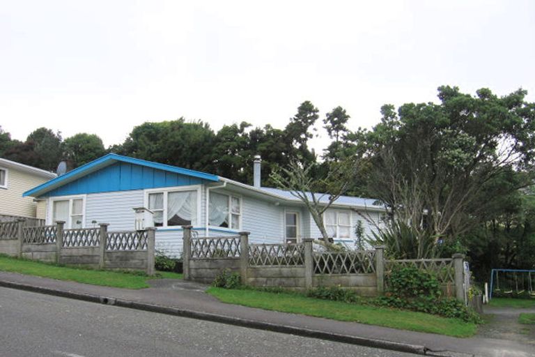 Photo of property in 40 Batchelor Street, Newlands, Wellington, 6037