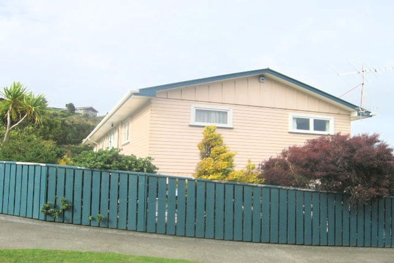 Photo of property in 214 Dowse Drive, Maungaraki, Lower Hutt, 5010