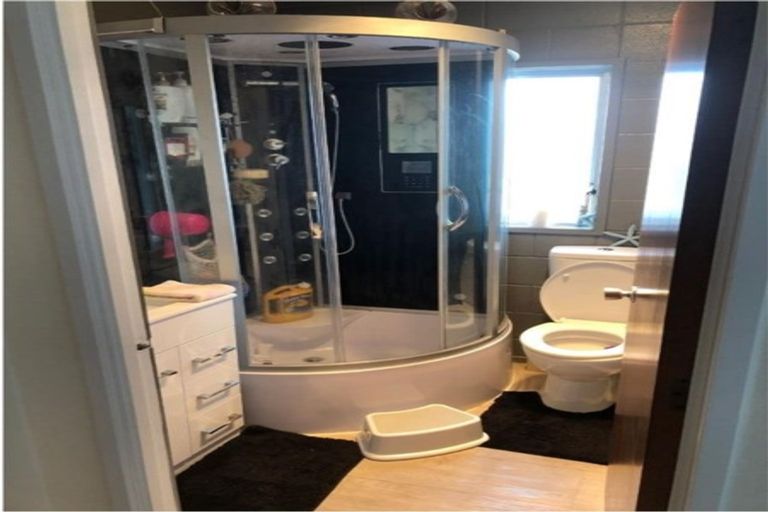 Photo of property in 1/92 Lake Road, Northcote, Auckland, 0627