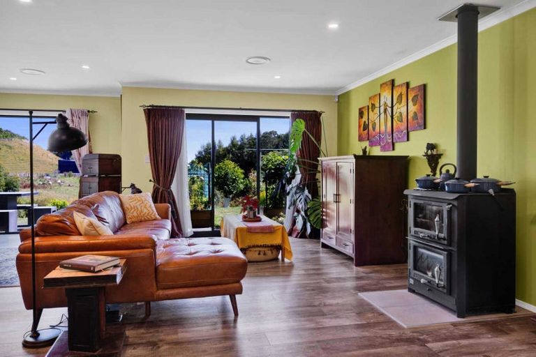 Photo of property in 2 Te Ara Karoiroa Road, Hurford, New Plymouth, 4374