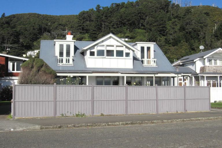 Photo of property in 27 Marine Parade, Eastbourne, Lower Hutt, 5013