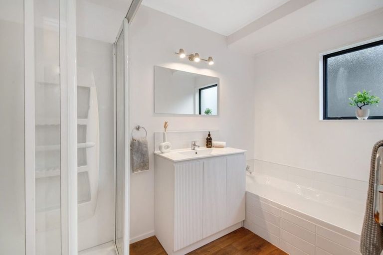 Photo of property in 2/14 Valecrest Place, Bayview, Auckland, 0629