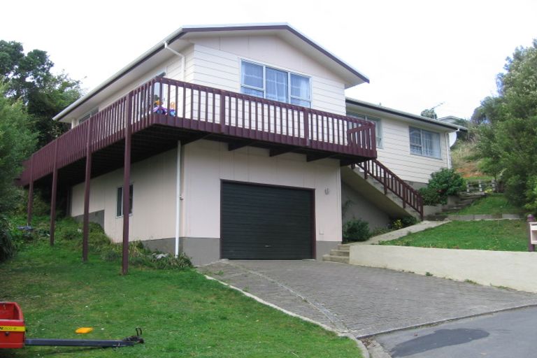 Photo of property in 17 Bloomsbury Grove, Newlands, Wellington, 6037