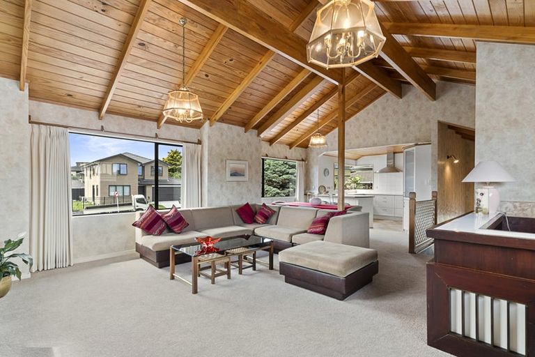 Photo of property in 8 Landsberg Way, Windsor Park, Auckland, 0632