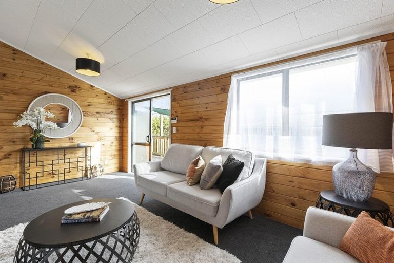 Photo of property in 2/44 Hayman Place, Beach Haven, Auckland, 0626