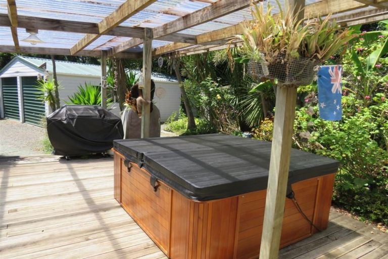 Photo of property in 18 Omarae Road, Pahi, Paparoa, 0571