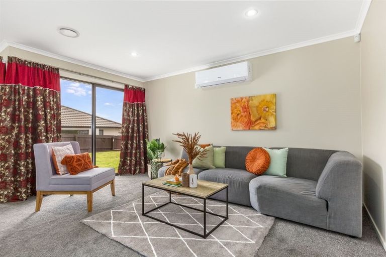 Photo of property in 17 Tongariro Drive, Aotea, Porirua, 5024