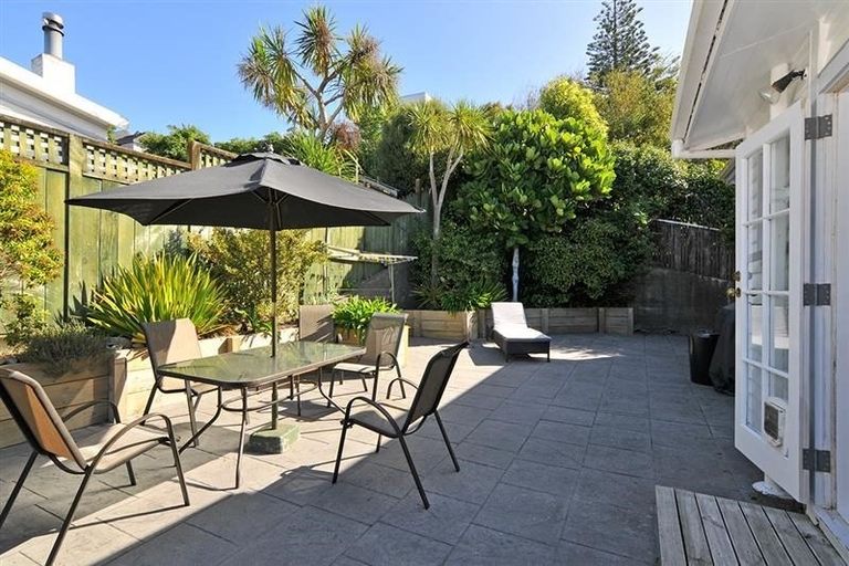 Photo of property in 35 Dorking Road, Brooklyn, Wellington, 6021