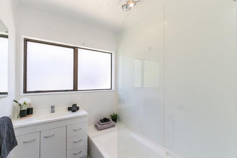 Photo of property in 11 Fernhaven Grove, Newlands, Wellington, 6037